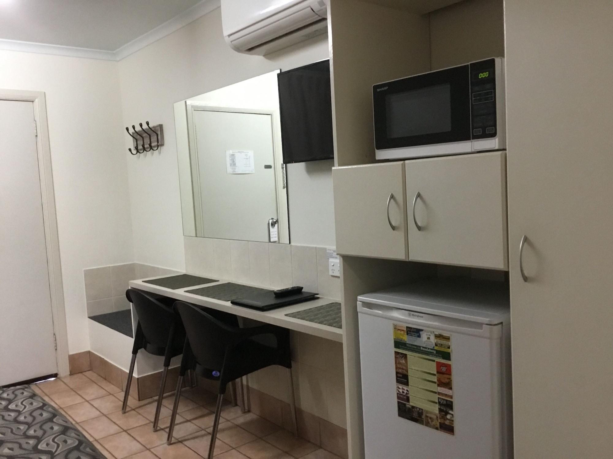 Golden Palms Motor Inn Бандаберг Екстериор снимка