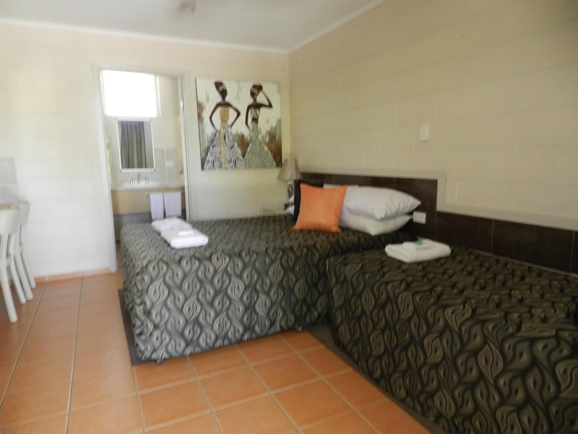 Golden Palms Motor Inn Бандаберг Стая снимка