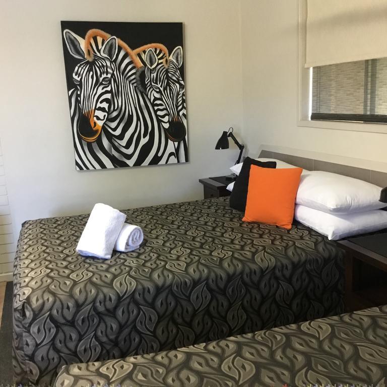 Golden Palms Motor Inn Бандаберг Екстериор снимка