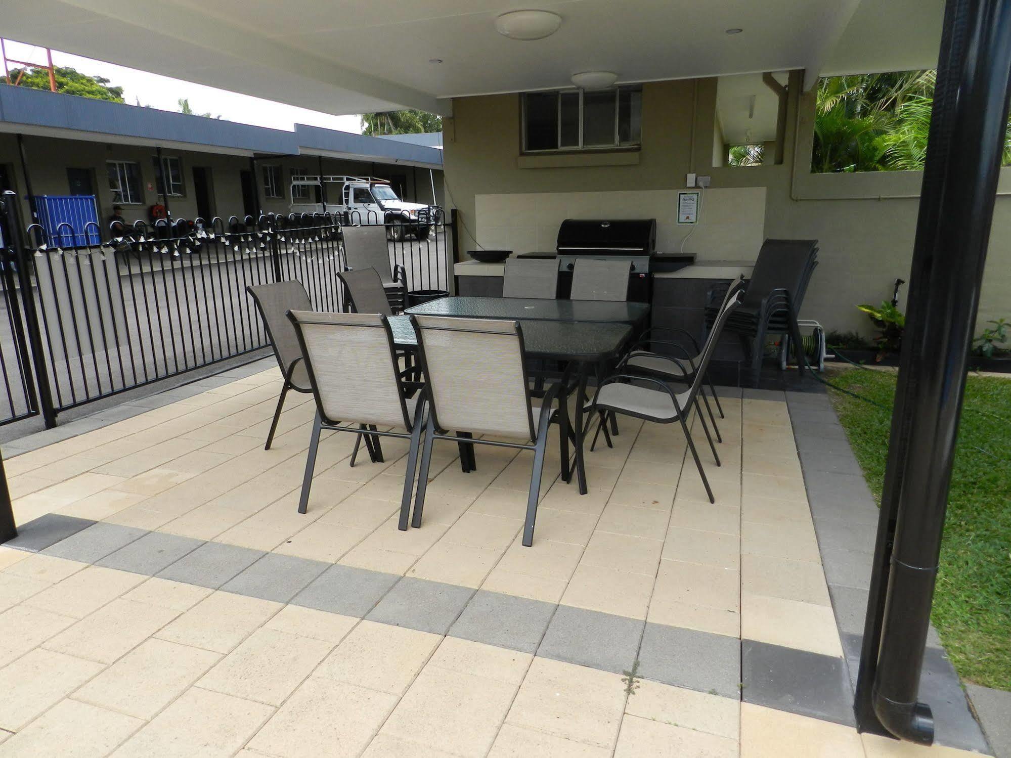 Golden Palms Motor Inn Бандаберг Екстериор снимка
